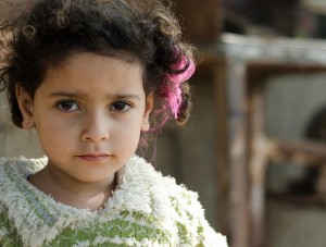 Weder in Ägypten noch in anderen Ländern werden Genitalverstümmelungen aus Unwissenheit verübt: Innerhalb der hochgebildeten Schicht Ägyptens sind 92% der Mädchen Opfer dieser Gewalt. 75% der Verstümmelungen werden von Ärzten verübt.
